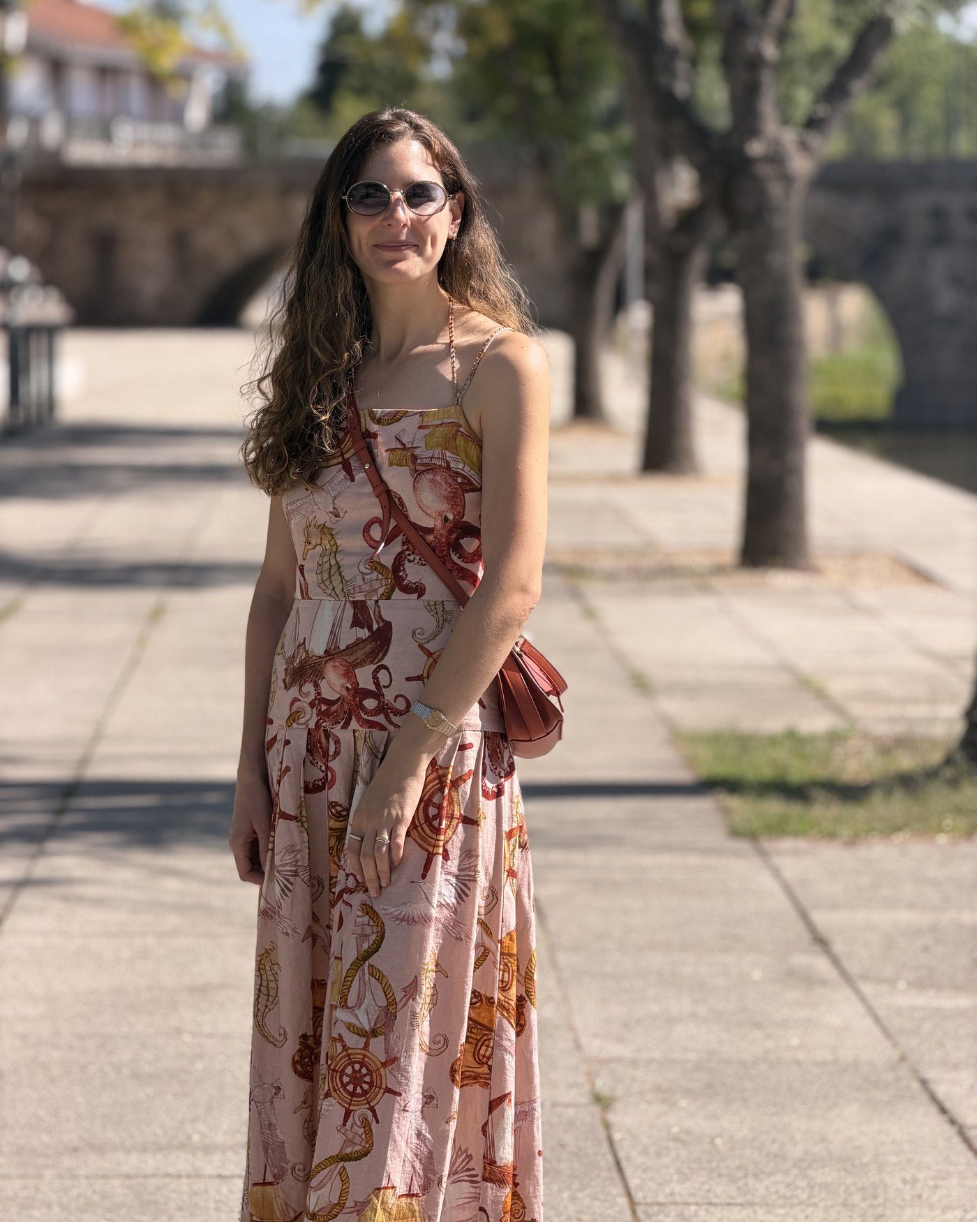 Catarina Chaves junto à ponte romana de Chaves