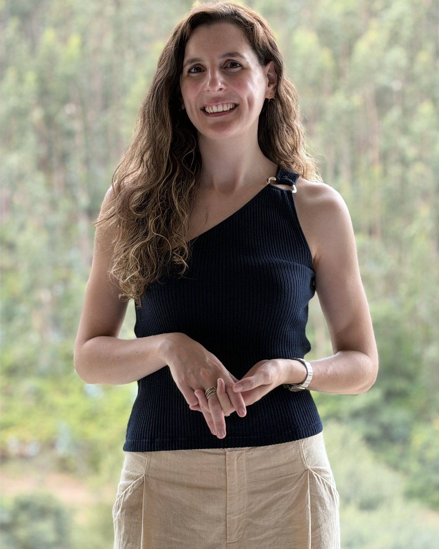 Dra. Catarina Chaves, de pé junto a uma janela com vista para o arvoredo
